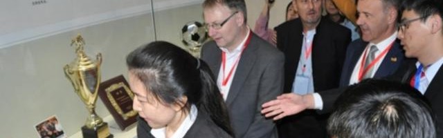 开云体育官方网站-机不可失!万国群星开卖著名画作 教你如何画梅西