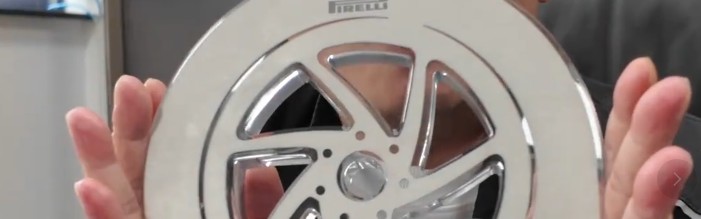 开云登录入口-赛车起拍价40万！张雪捐赠嫣然“加码”：冠军奖杯、签名帽子一起送