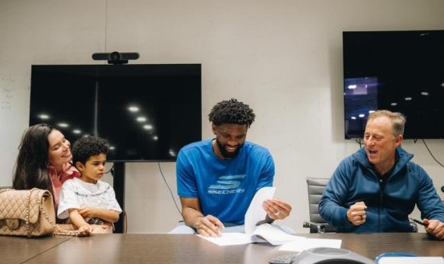 开云官方网站-一夏天砸6.1亿！费城豪赌三巨头，大帝健康决定命运