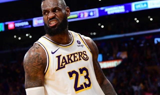 开云体育官方网站-湖人四人20+成功续命 全力詹为湖人撑最后体面